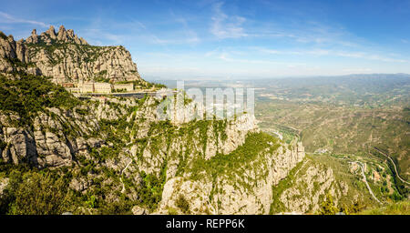 Panoramablick auf den Berg Montserrat und das Kloster von Santa Maria de Montserrat Stockfoto