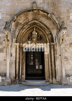 Eingang des St. Mark's Kathedrale (Dom) Sveti Marko, Korcula, Kroatien Stockfoto