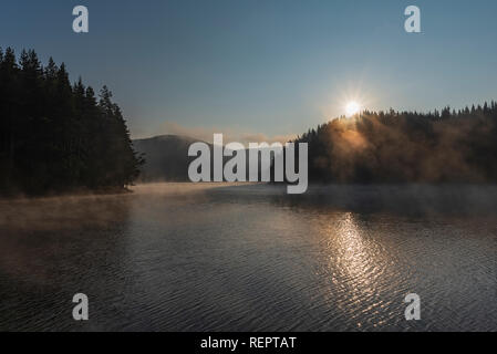 Morgen im Sommer in die Berge. Goliam Beglik Damm in Bulgarien Stockfoto