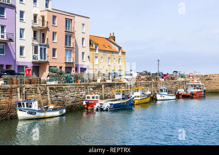 Fischerboote im Hafen bei Flut in St Andrews, Fife, Schottland Großbritannien Stockfoto