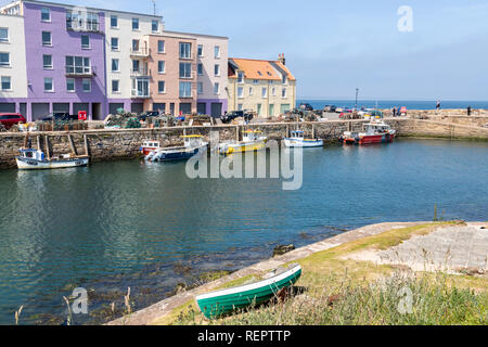 Fischerboote im Hafen bei Flut in St Andrews, Fife, Schottland Großbritannien Stockfoto