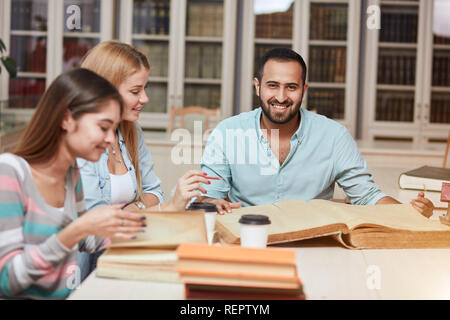 Gruppe der multirassischen Menschen studieren mit Bücher in College Library. Stockfoto