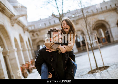 Spaziergang auf den hübschen Paar glücklich Wandern und Spaß in Budapest, Ungarn Stockfoto