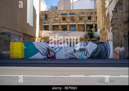 Wandbild eines horizontalen Frau in einer Hauptstraße in Salamanca, Spanien lackiert Stockfoto