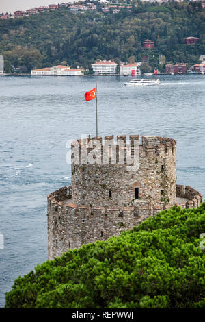 Rumeli Burg (Festung Europa) und die Meerenge des Bosporus, Istanbul, Türkei Stockfoto