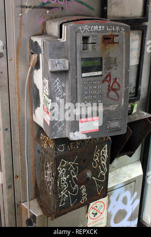 Telefon baumelnd von Phone Cabin, Brighton verwüstet, Großbritannien Stockfoto