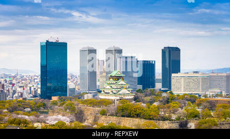 Osaka, Japan in der Skyline und Schloss im Frühling von oben. Stockfoto