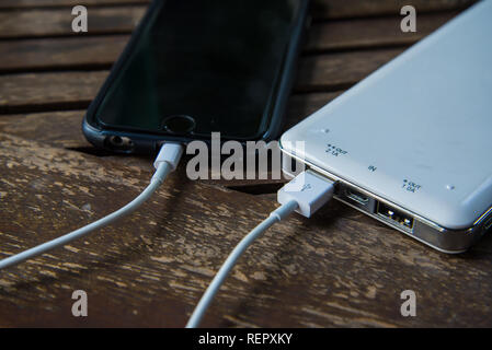 Telefon aus Powerbank, Akku aufgeladen Stockfoto