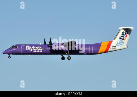 FLYBE BOMBARDIER DHC-8-Q400 REGIONAL AIRLINER Stockfoto