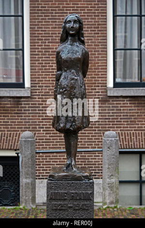 Statue von Anne Franks außerhalb der Westerkerk und in der Nähe des Anne Frank Hauses in Amsterdam in den Niederlanden. Stockfoto