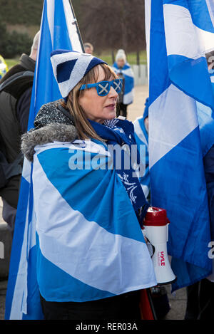 SNP-Anhänger halten eine Kundgebung vor dem schottischen Parlament in Edinburgh, in einem zweiten Referendum die Unabhängigkeit. Stockfoto