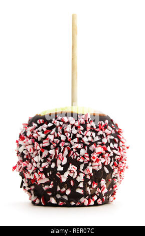 Isolierte Candy Apple mit Zuckerstange Chips. Geringe Aussicht auf isolierte Candy Apple beträufelt mit Zuckerstange Chips. Stockfoto