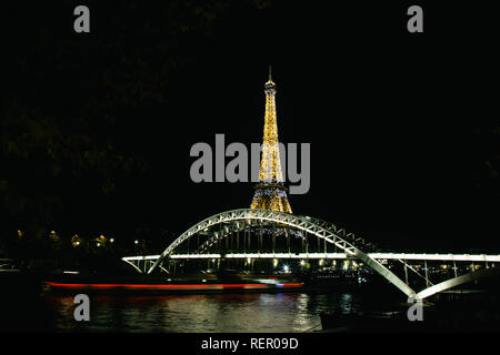 PARIS, Frankreich - 9 November, 2018 - Tour Eiffel Nachtbeleuchtung. Eiffelturm ist die meistbesuchte Sehenswürdigkeit in Frankreich Stockfoto
