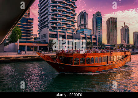 Dubai, VAE 11. 10. 2018: Lila Sonnenuntergang am berühmten traditionellen Holz- alten Dhow Cruise tour in Dubai Marina Stockfoto