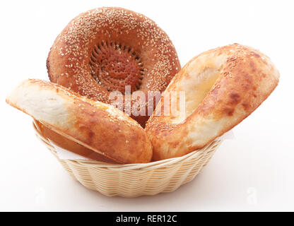 Traditionelle usbekische Fladenbrot gebacken in tandoor Stockfoto