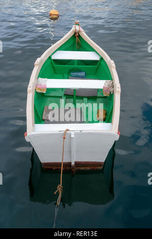 Kleine weiße und grüne Ruderboot im ruhigen Wasser verankerten, Valletta, Malta Stockfoto