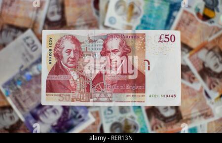 Bank von England £ 50 Hinweis mit aktuellen £ 5, £ 10 und £ 20 Banknoten im Hintergrund Stockfoto