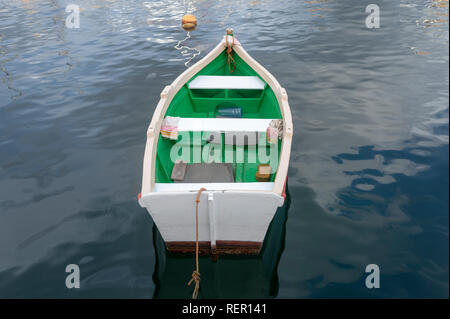 Kleine weiße und grüne Ruderboot im ruhigen Wasser verankerten, Valletta, Malta Stockfoto