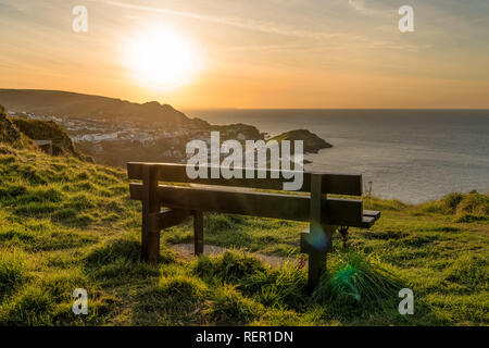 Sitzbank mit Aussicht: Blick von Hillsborough Hügel in Richtung Ilfracombe, Devon, England, Großbritannien Stockfoto