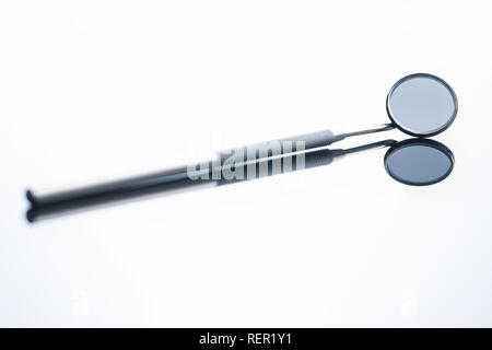 Zahnmedizinische Instrumente. Zahnärzte Tools auf Spiegel Hintergrund. Stockfoto