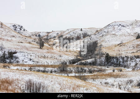 Winterlandschaft von snowy Badlands und Hügel im Theodore Roosevelt National Park South, North Dakota, USA Stockfoto