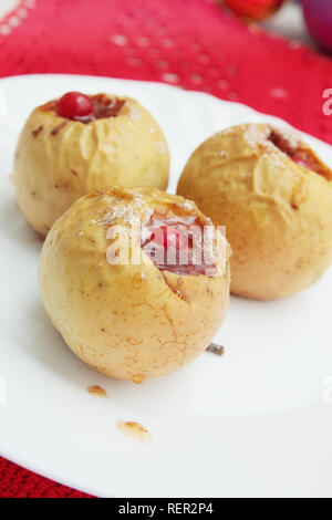 Äpfel mit Preiselbeeren gebacken mit Zimt und Zucker Stockfoto