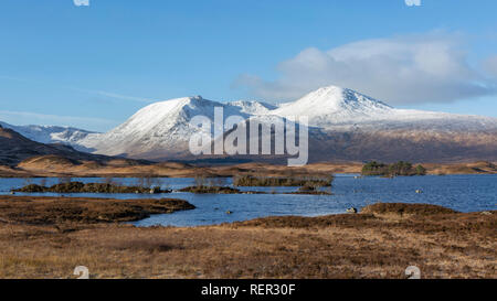 Der Schwarze Berg Reihe im Winter von Lochan na h-Achlaise, Rannoch Moor, Schottland Stockfoto