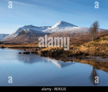 Der Schwarze Berg im Winter in Lochan wider na Stainge, Rannoch Moor, Schottland Stockfoto