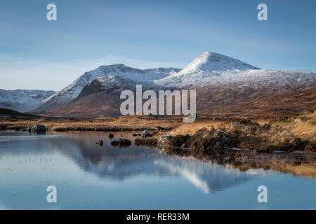 Der Schwarze Berg im Winter in Lochan wider na Stainge, Rannoch Moor, Schottland Stockfoto