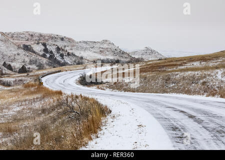 Scenic Loop Road kurvt durch die verschneite Badlands im November, South Unit von Theodore Roosevelt National Park, North Dakota, USA Stockfoto