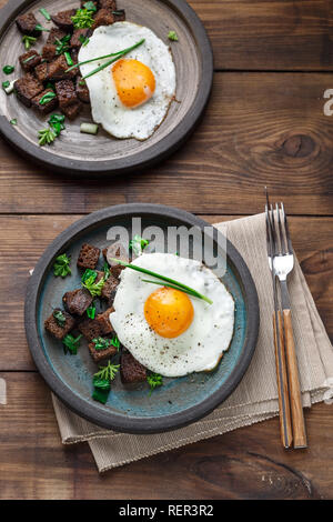 Spiegelei auf Vollkorn Toast Croutons, Ansicht von oben, kopieren Raum Stockfoto