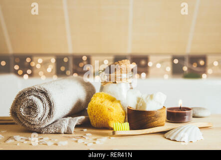 Mit natürlichen Materialien Produkte im Hause, verschiedene umweltfreundliche kosmetische Produkte im Badezimmer. Minimierung der ökologischen Fußabdruck Konzept. Bambus Badewanne zu Stockfoto