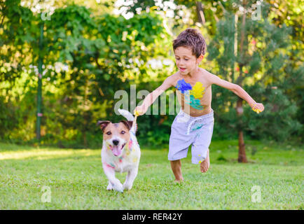 Naughty Boy malen Mit Pinsel auf Hund auf der Flucht Stockfoto