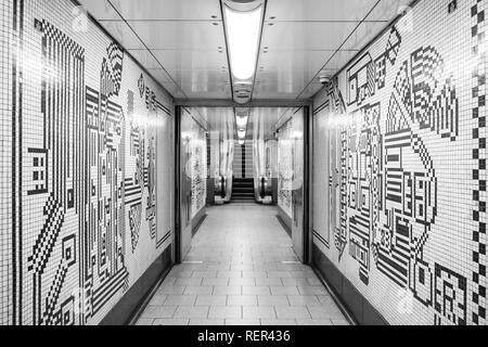 Der Tottenham Court Road U-Bahnstation, London, schwarzen und weißen Mosaikfliesen von Eduardo Paolozzi führende in die Northern Line Plattform. Stockfoto