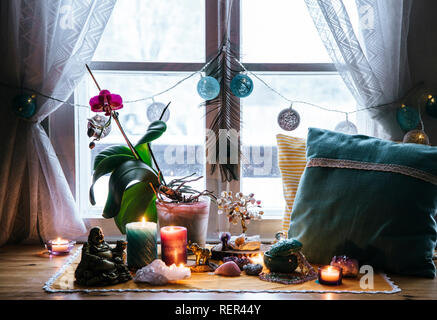 Feng Shui Thema Natur Altar zu Hause Tisch und auf der Fensterbank. Element Erde (Rock crystal Cluster), Holz (Holz-Scheiben), Element Feuer Stockfoto