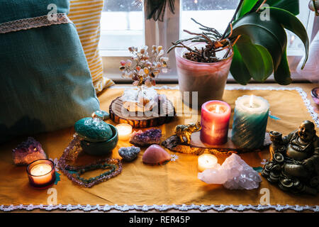 Feng Shui Thema Natur Altar zu Hause Tisch und auf der Fensterbank. Element Erde (Rock crystal Cluster), Holz (Holz-Scheiben), Element Feuer Stockfoto
