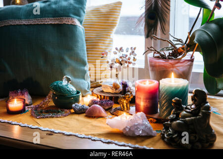 Feng Shui Thema Natur Altar zu Hause Tisch und auf der Fensterbank. Element Erde (Rock crystal Cluster), Holz (Holz-Scheiben), Element Feuer Stockfoto
