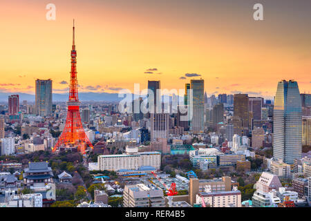 Tokio, Japan Stadtbild Panorama und Turm bei Sonnenuntergang mit Mt. Fuji über dem Horizont in der Ferne einen Höchststand erreichten. Stockfoto
