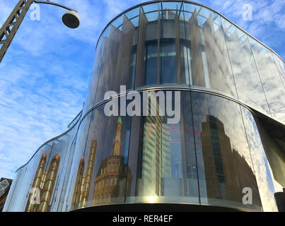 Kopenhagen, Dänemark - 3. Januar 2019: Modernes Gebäude mit abgerundeten Glas Front gegen ein blauer Himmel mit weißen Wolken Stockfoto