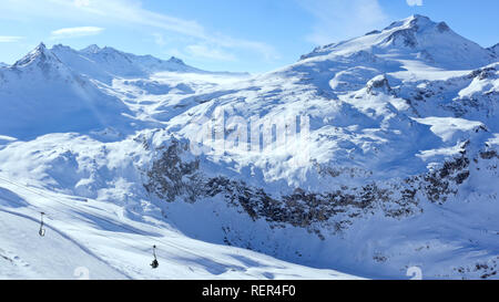 Ski, Snowboard Pisten, off piste Spuren, in französischer Sprache resort Tignes, Alpen, an einem Wintertag, mit Panoramablick auf die Berge. Stockfoto