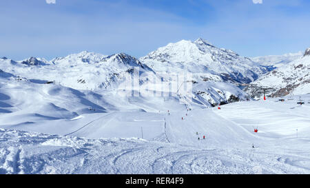 Skifahren, Snowboarden Pisten, off piste Spuren, im Französischen Wintersportort Val d'Isère, Alpen, mit Panorama der schneebedeckten Gipfeln und Valle Stockfoto