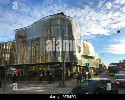 Kopenhagen, Dänemark - 3. Januar 2019: Modernes Gebäude mit abgerundeten Glasfassade in der Innenstadt von Stadt Stockfoto