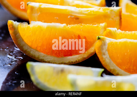 Scheiben von Orange und Dämon, auf schwarzem Hintergrund Stockfoto