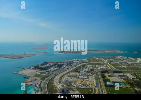 Bird's Eye und Luftaufnahme von Abu Dhabi Stadt vom Observation Deck in Etihad Towers Stockfoto