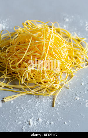 Nahaufnahme der rohen Tagliolini, Art der italienische Pasta Stockfoto