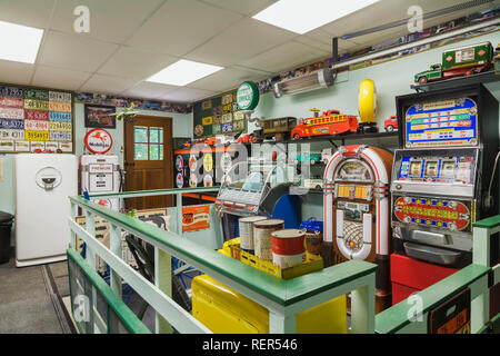 Vintage Automobil- und Jukebox Sammlerstücke in der Garage innerhalb eines alten 1927 Canadiana cottage Style home Stockfoto