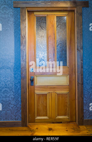 Im Obergeschoss Schlafzimmer hölzerne Eingangstür mit gefrostetem Motiv Glasscheiben in einem alten 1839 Canadiana cottage Style home Stockfoto