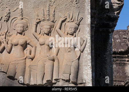 Bas-relief Steinbildhauerei von drei Devatas, Angkor Wat, Siem Reap, Kambodscha Stockfoto