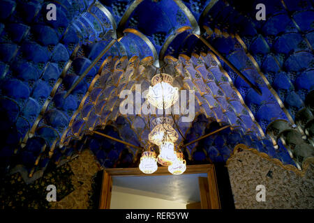 Casa Vicens, von 1883 bis 1885 erbaut. Erstes Projekt des Architekten Gaudí. Gewölbe mit Arabesken in blauer Farbe. Decke Glas Licht mit Zeichen. Stockfoto