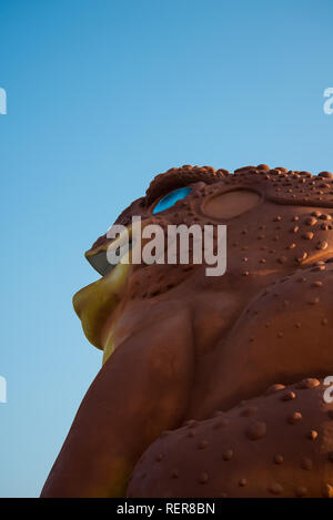 Die große Kröten am Flussufer. Statue Stockfoto